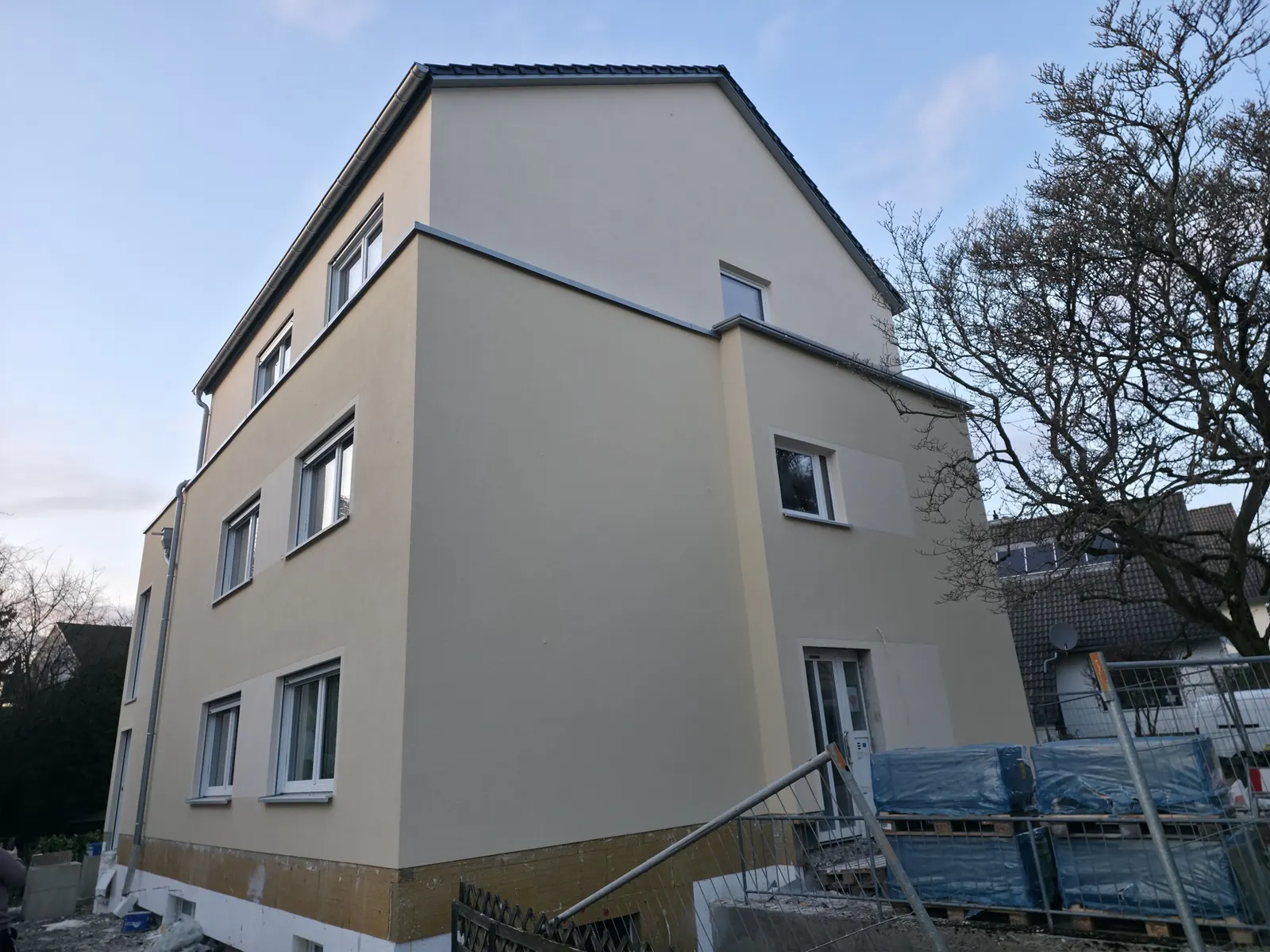 Wohnhaus mit beigem Außenputz am Giebel