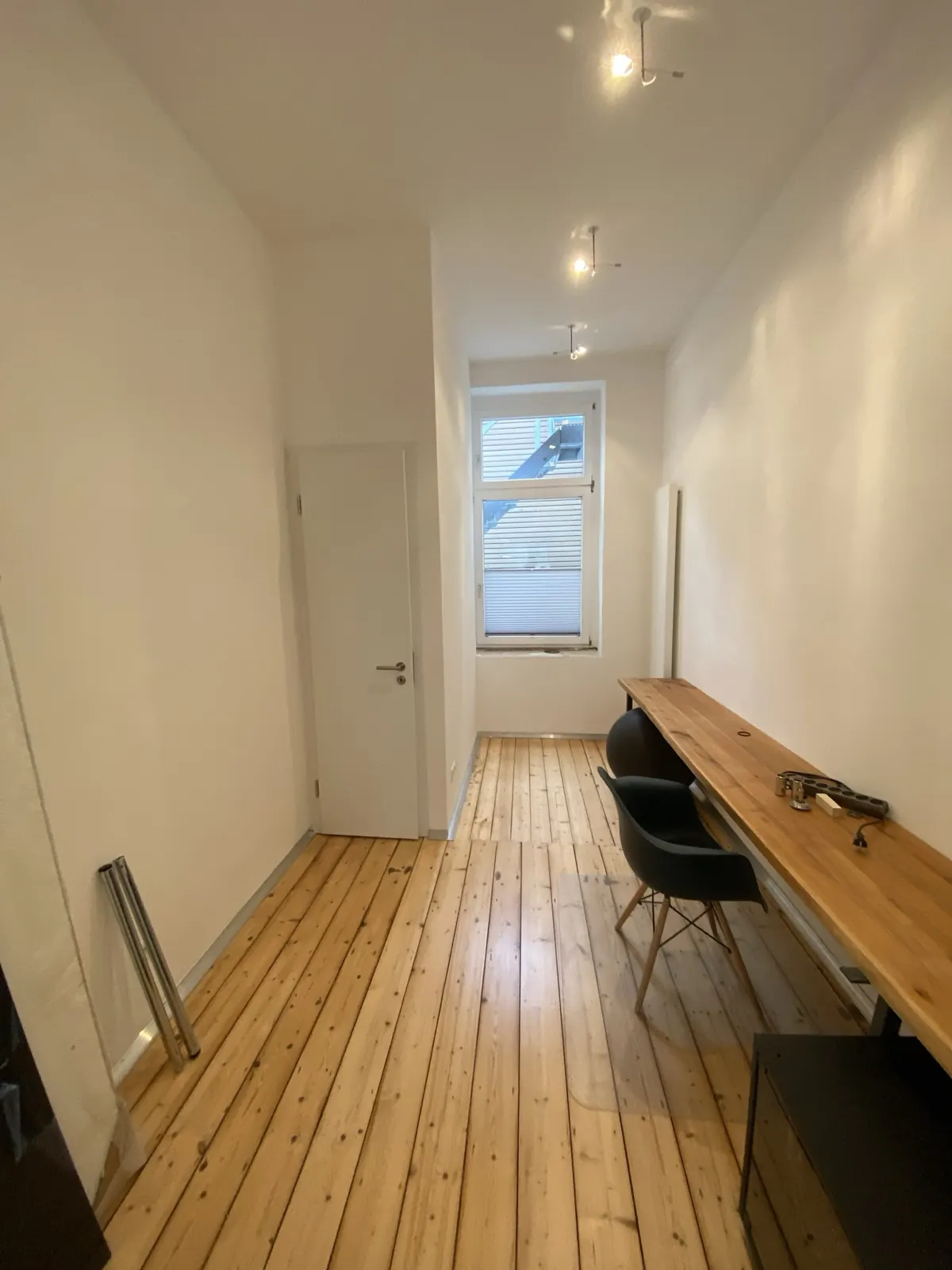 Langes Arbeitszimmer im Altbau mit Dielen und hellen Wänden