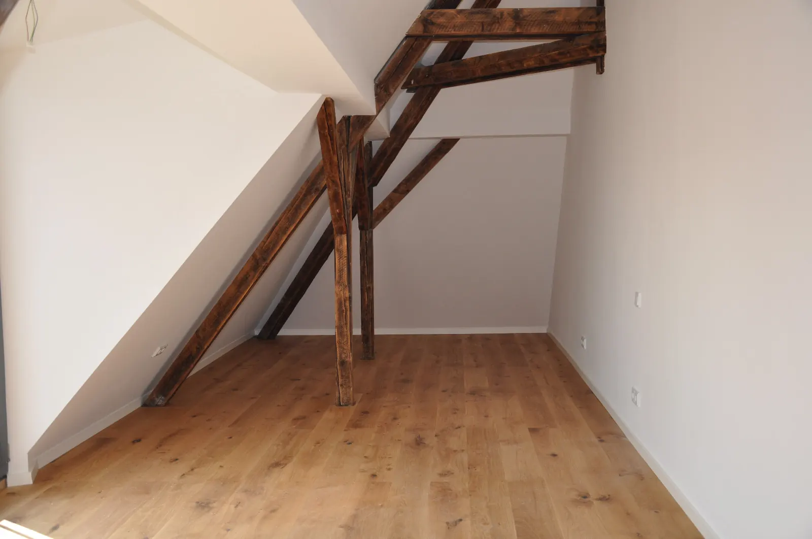 Ausgebautes Dachgeschoss mit Holzbalken und Parkett