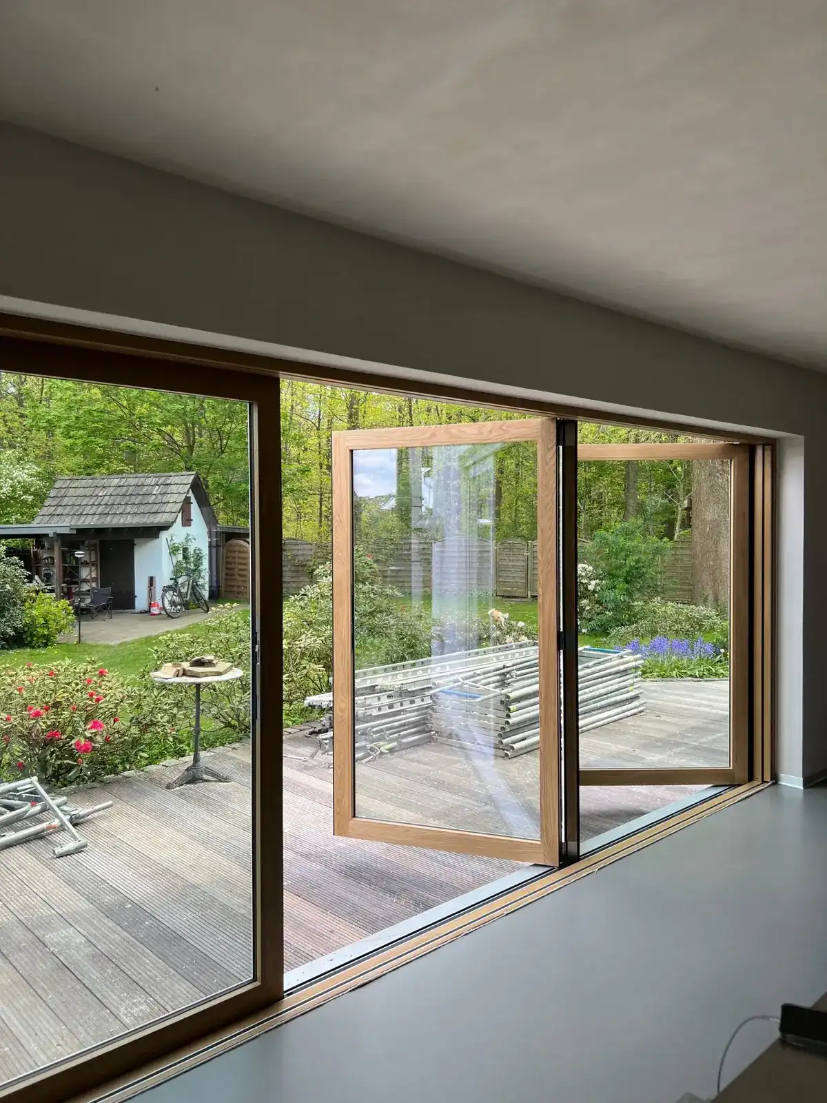 Raum mit Holz-Faltfenster zum Garten