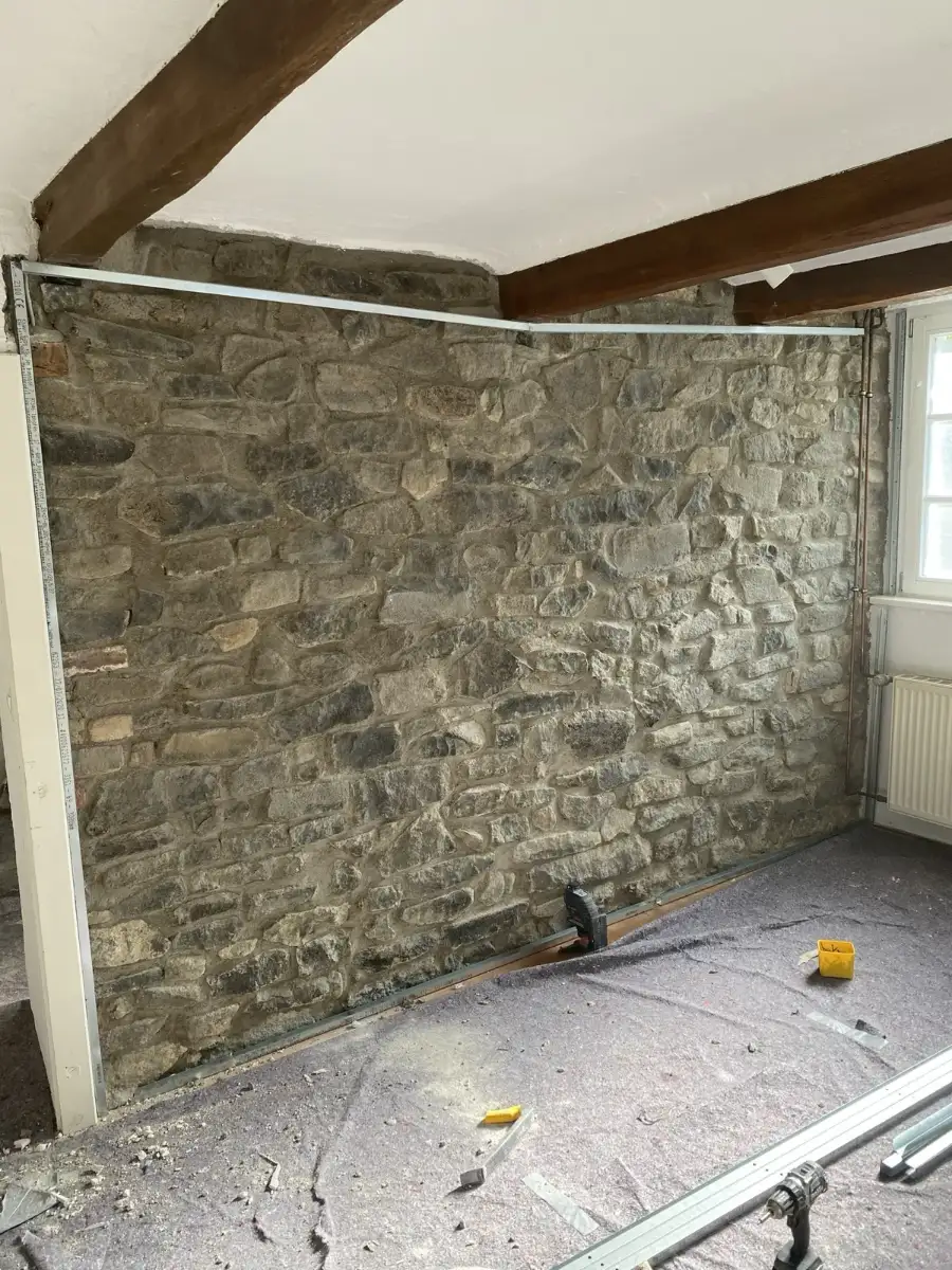 Freigelegte Natursteinwand während einer Altbausanierung