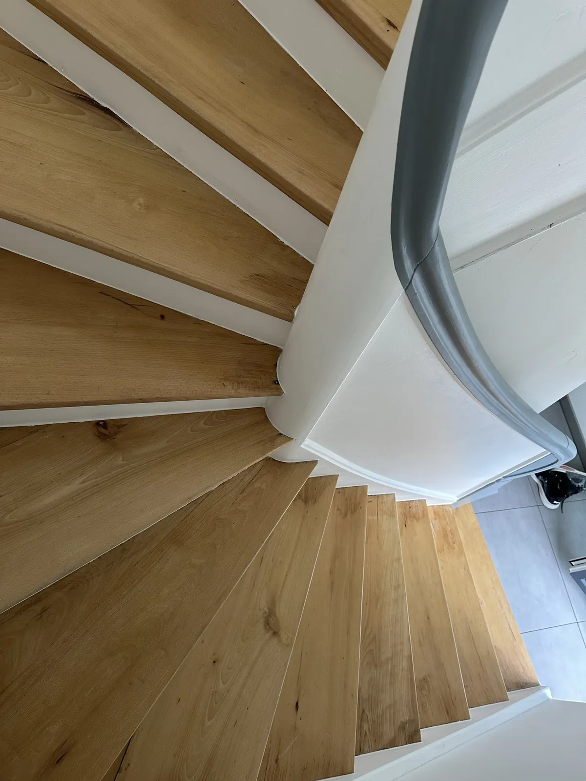 Treppe mit Eichenstufen und weißen Wangen nach der Renovierung