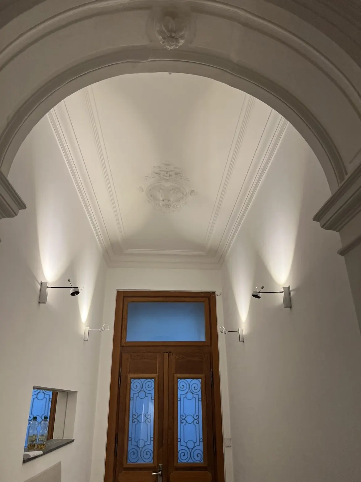 Altbau-Eingang mit Stuckdecke und Gewölbe
