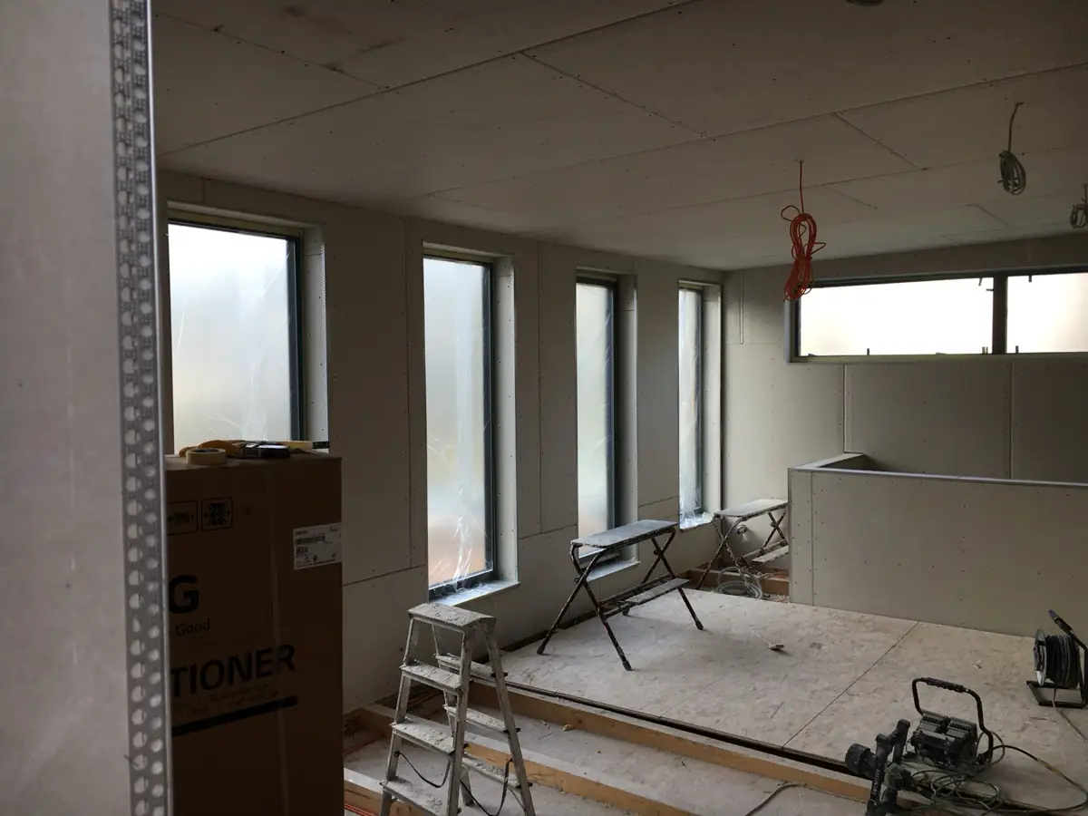 Büroausbau mit Gipskartonwänden und Decke an einer Fensterfront