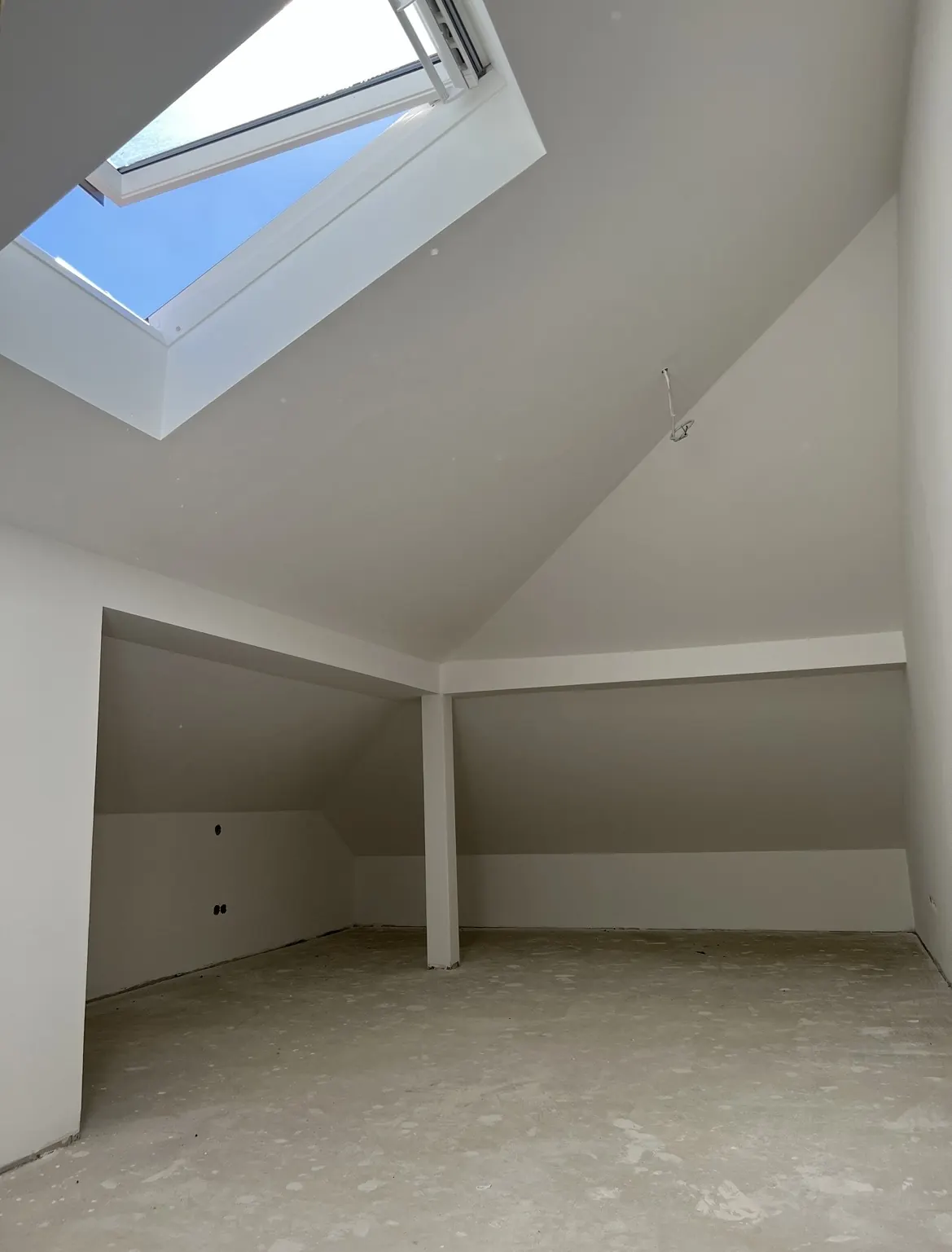 Dachgeschoss mit Kniestock, Dachfenster und Gipskartonverkleidung