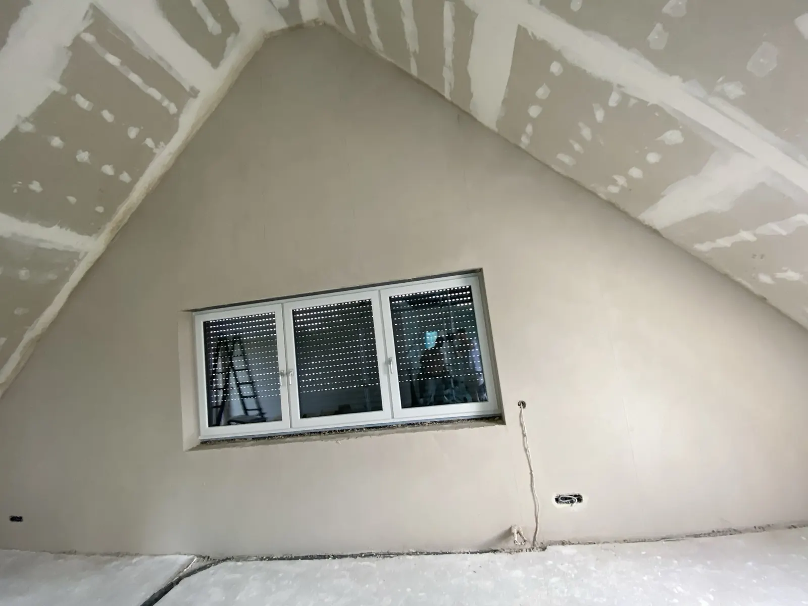 Giebelwand und Dachschräge mit Gipskarton, Fugen gespachtelt
