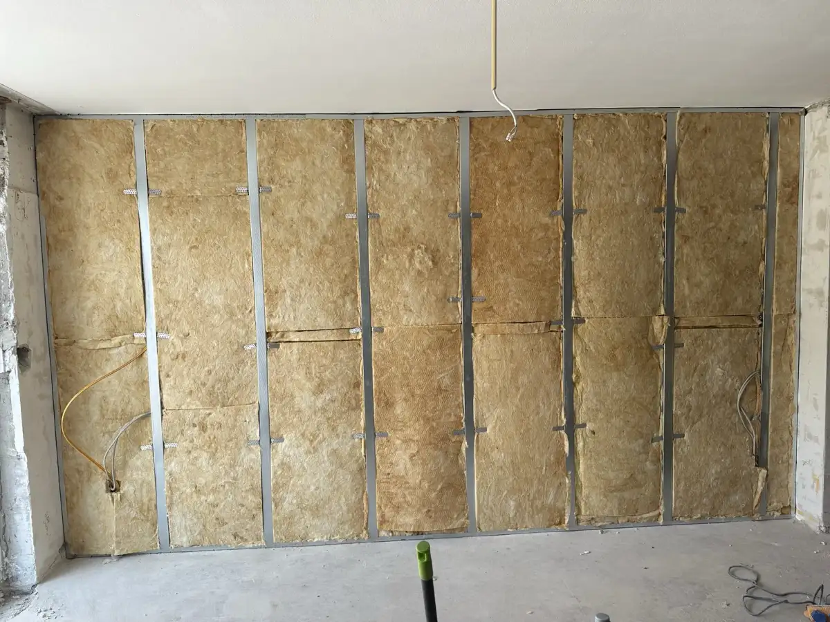 Metallständerwand mit Mineralwolle vor dem Beplanken