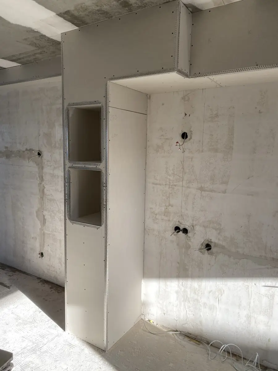 Rohbauwand mit Ständerwerk für eine Vorwand mit Nischen