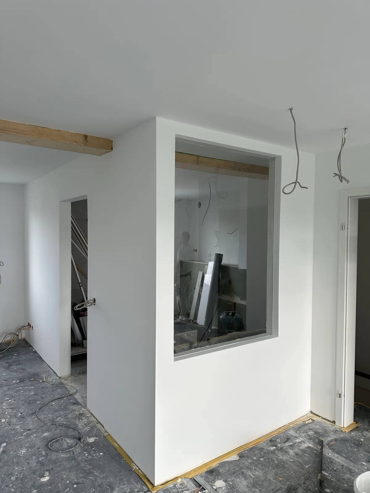 Trockenbauwand mit Innenfenster und Türöffnung