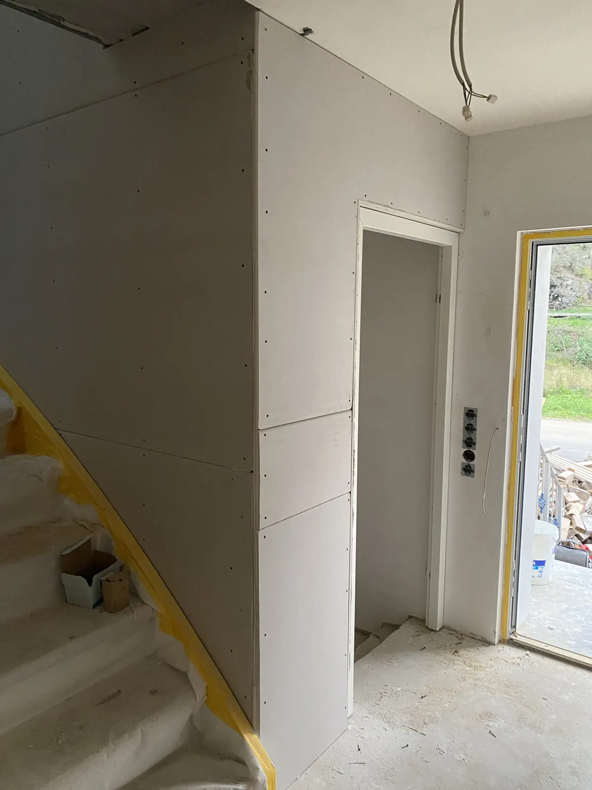 Treppenhaus mit neuer Gipskartonverkleidung