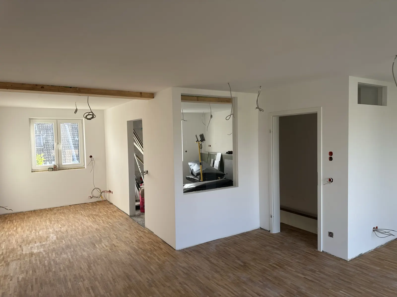 Wohnraum mit neuer Trockenbauwand und Durchblick in die Küche