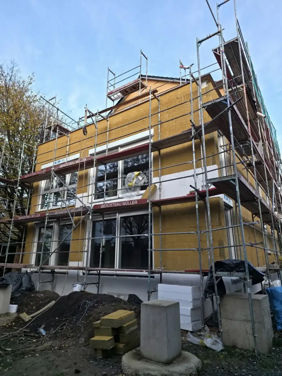Neubau mit Dämmplatten an der Fassade und Gerüst